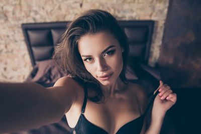 Simple & Effective Steps For Taking Sexy Selfies For Online Dating